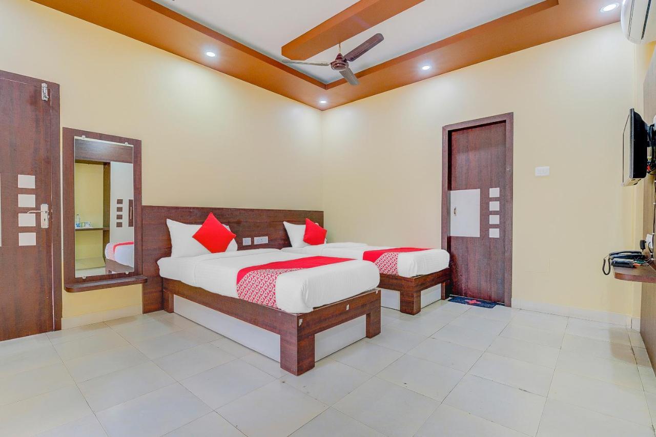 Oyo 13521 Sudhriti Hotel Силигури Екстериор снимка