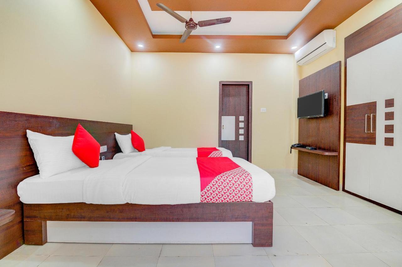 Oyo 13521 Sudhriti Hotel Силигури Екстериор снимка